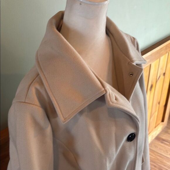 Classic Beige Trench Coat with Black Buttons - Picture 3 of 12